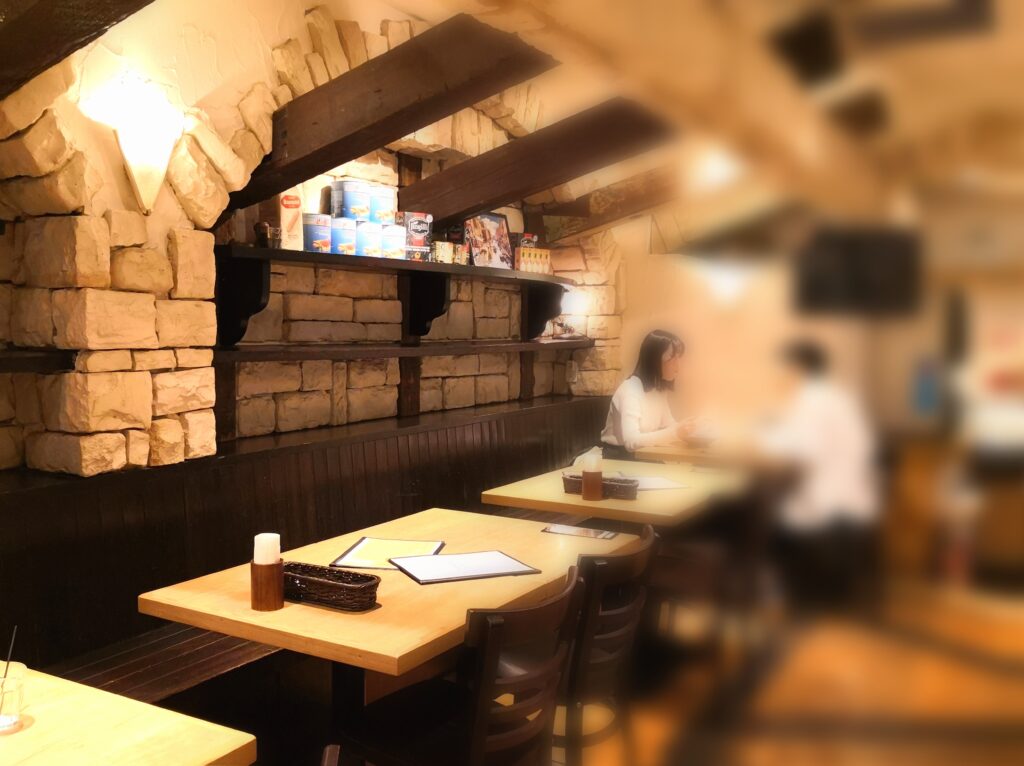 カジュアルで温かい雰囲気の店内｜ド・マーレ湘南 藤沢店