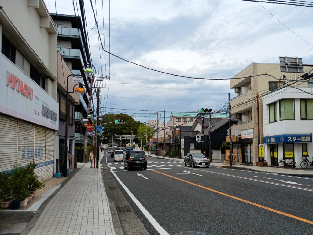 商店街の奥に白旗神社の鳥居が見える