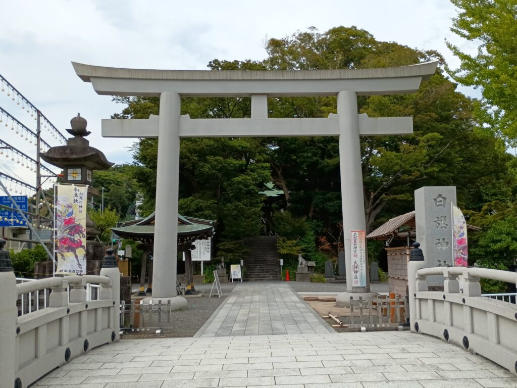 白旗神社入口の大鳥居