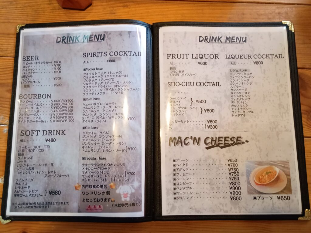（メニュー：ドリンク・マッケンチーズ）
メニュー表の見開き。左ページにビール、バーボン、カクテル、ソフトドリンク。右ページにマッケンチーズ各種（プレーン¥650〜シュリンプ¥800）