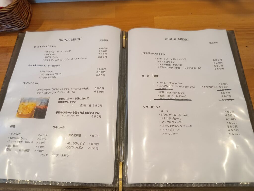 ドリンクメニュー:
piEMONteのドリンクメニュー2ページ。ビール・ウィスキー・ワインカクテル、自家製サングリア、梅酒、リキュール、トマトジュースカクテル、コーヒー紅茶、ソフトドリンクが並ぶ